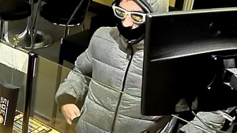 Der Mann, der das Innsbrucker Wettlokal überfallen hat, wurde von einer Überwachungskamera gefilmt.