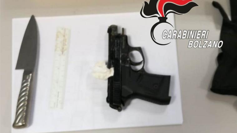 Pistole und Messer wurden sichergestellt. Foto: Carabinieri
