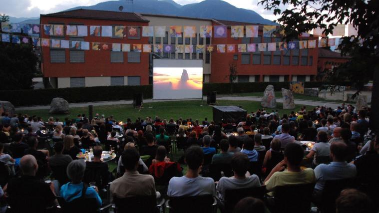 Das UFO bietet Open-Air Kino auf der Riesenleinwand.