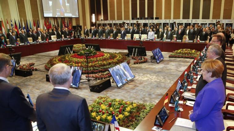 Die Teilnehmer des EU-Asien-Gipfels hielten eine Schweigeminute ab. - Foto: APA; AFP