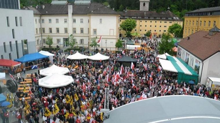Kaum noch ein Platz war am Samstag am Brunecker Rathausplatz frei. - Foto: mt