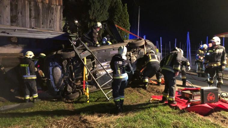 Das Auto musste erst wieder auf die Räder gestellt werden, bevor der Patient befreit werden konnte. - Foto: FFW Auer