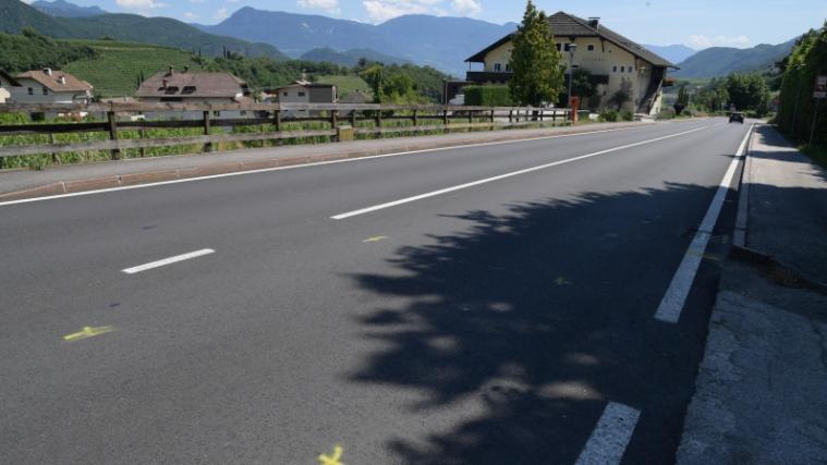 Unweit des Gasthofs "Ritterhof" (im Hintergrund) wurde die 90-jährige Frau von einem Pkw beim Überqueren der Straße erfasst.
