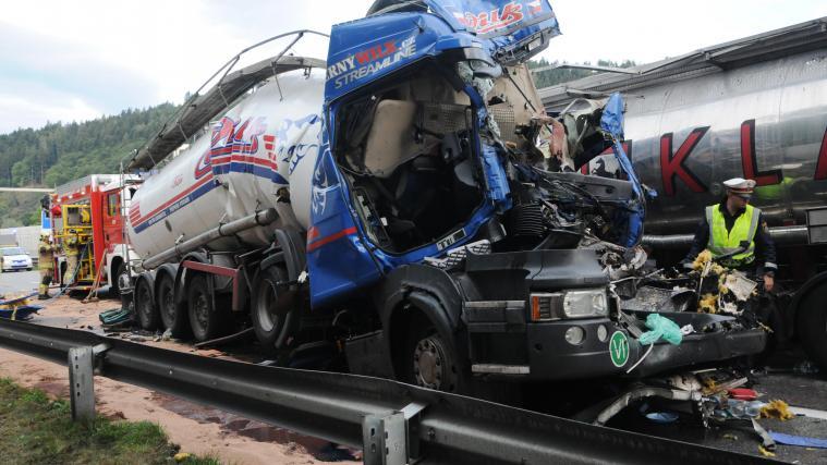 Ein Unfall mit drei beteiligten Lkw hat Mittwoch auf der Tiroler Inntalautobahn (A12) bei Kufstein zwei Todesopfer gefordert.