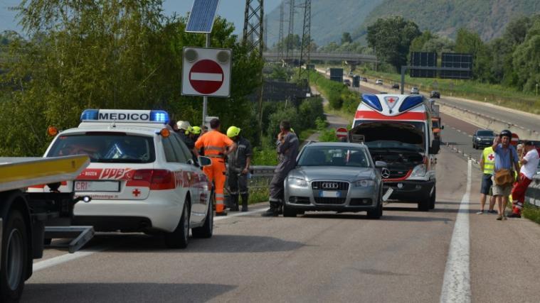Auf der Rampe der Terlaner MeBo-Ausfahrt fuhr der Rettungswagen des Roten Kreuzes auf einen Pkw auf. - Foto: DLife