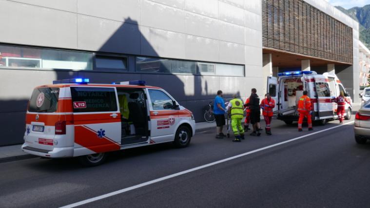 Die verletzte Radfahrerin wurde ins Meraner Krankenhaus eingeliefert. - Foto: Videoaktiv Schnals