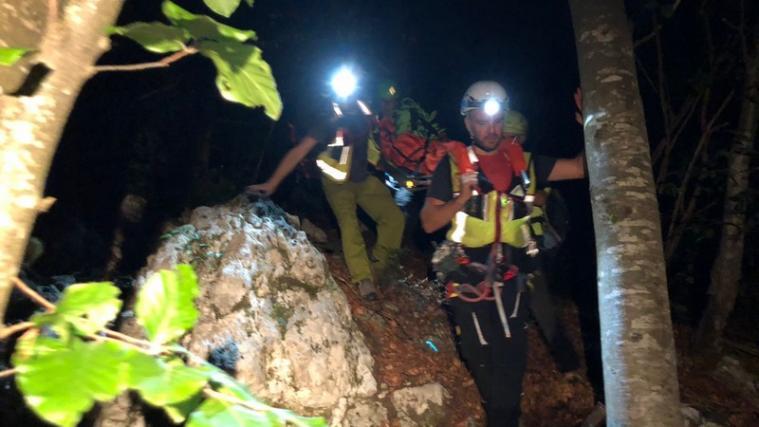 Am Freitagnachmittag ist der 27-jährige M.P. von seiner Slackline abgerutscht und rund 150 Meter in die Tiefe gestürzt. - Foto: Soccorso Alpino Veneto