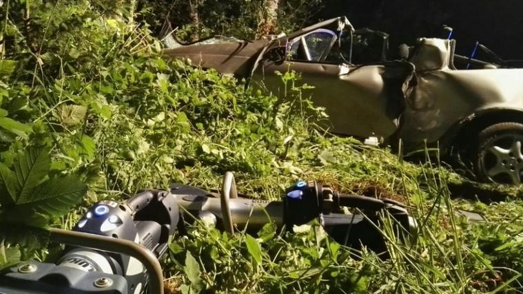 Die Wehrmänner der FFW Pfunders und der FFW Weitental mussten den jungen Mann, der bei seinem Unfall Verletzungen erlitten hatte, mit hydrauschlischen Geräten aus dem Wagen befreien.