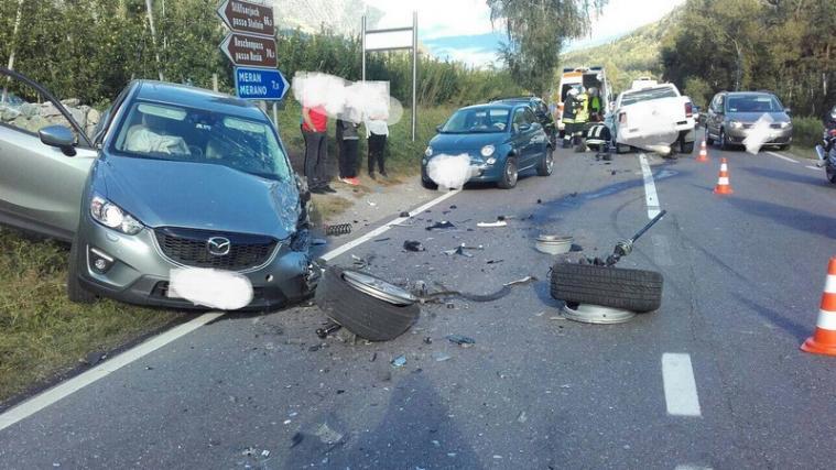 Während der Mazda auf die Seite geschleudert wurde, kam der Jeep - mit 2 Rädern weniger - mitten in auf Straße zum Stillstand. - Foto: FFW Rabland