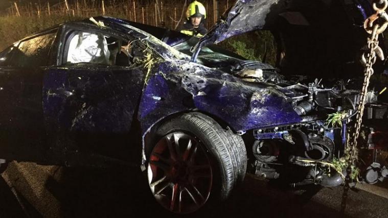 Das Auto überschlug sich mehfach. - Foto: FFW Salurn