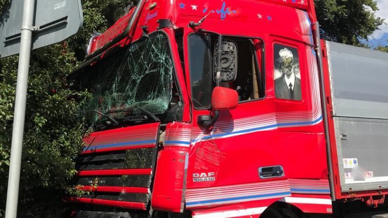 Der Fahrer blieb unverletzt. - Foto: FFW Schabs