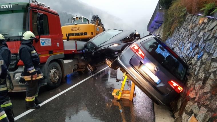 Die beiden Unfallfahrzeuge verkeilten sich ineinander zwischen Lkw und Begrenzungsmauer. - Foto: FFW St. Pankraz