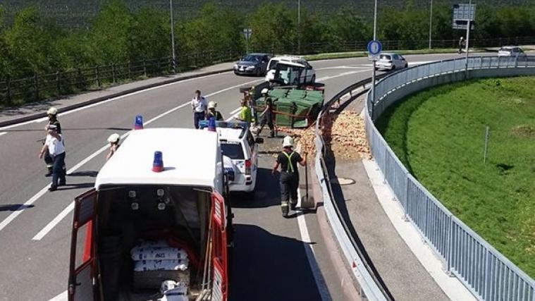 Die Äpfel verteilten sich auf Straße und Gehsteig. - Foto: FFW Leifers