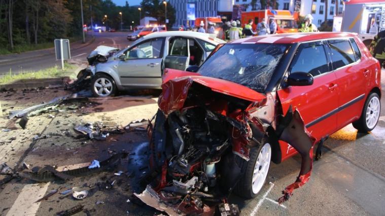 Ein illegales Autorennen in Nordrhein-Westfalen hatte einen schweren Unfall mit 5 Verletzten zur Folge.