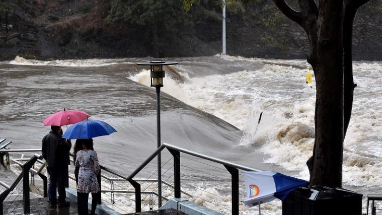 Ratloser Blick in die Fluten: Schwere Unwetter haben in Sydney zu Überschwemmungen geführt.