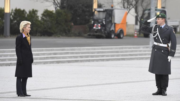 Zu Befehl: Die deutsche Verteidigungsministerin Ursula von der Leyen schickt rund 1200 Soldaten in den Kampf um Syrien.