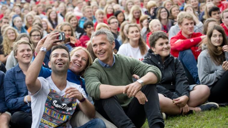 NATO-Generalsekretär Jens Stoltenberg ließ sich auf Utøya bereitwillig auf Selfies verewigen.