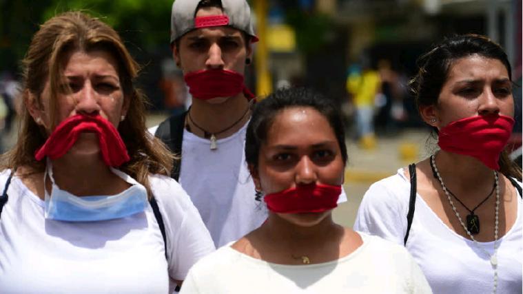 Journalisten in Venezuela beklagen die Einschränkung der Meinungsfreiheit durch die Regierung von Präsident Maduro.