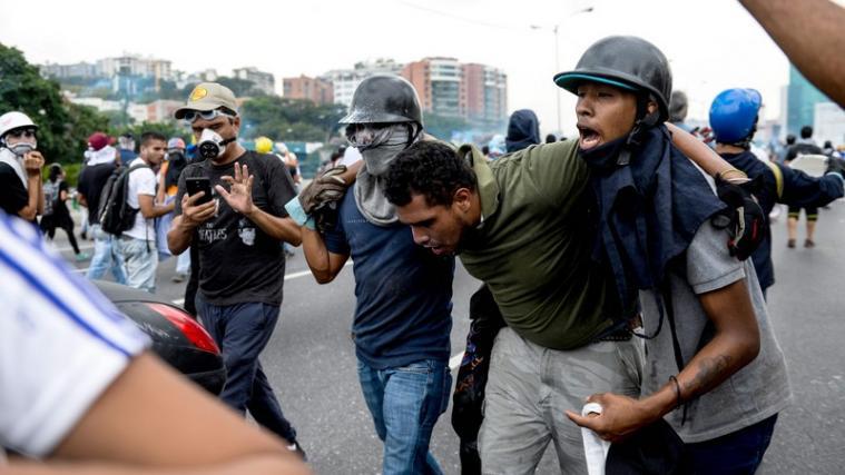 Bei neuen Protesten gegen eine drohende Diktatur in Venezuela und heftigen Zusammenstößen mit der Polizei sind mehr als 60 Demonstranten verletzt worden.