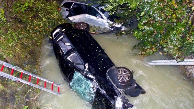 Die beiden Autos kamen im Bachbett mitten im Wasser zu liegen. - Foto: Walter Wegmann