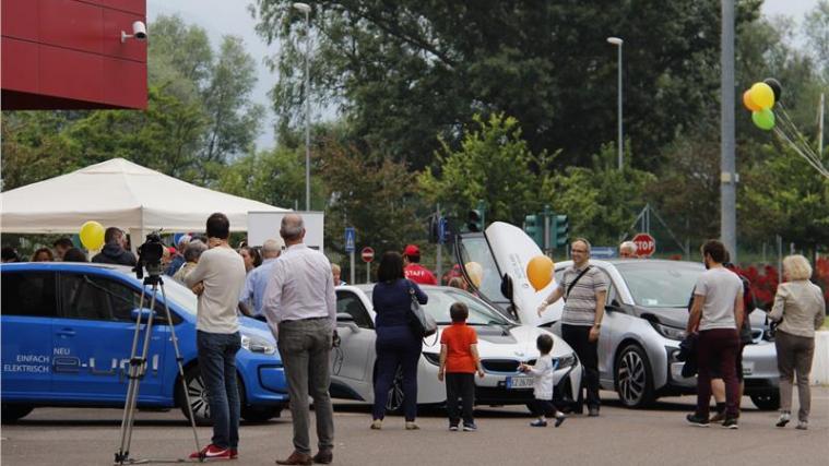 Viele Probierfreudige beim ersten E-Drive Day in Pfatten (FOTO: LPA/Margit Perathoner)