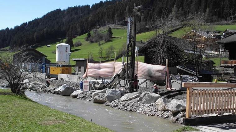 Bei der Baustelle in Untervierschach wird eine 100 Meter lange Hochwasserschutzmauer errichtet.