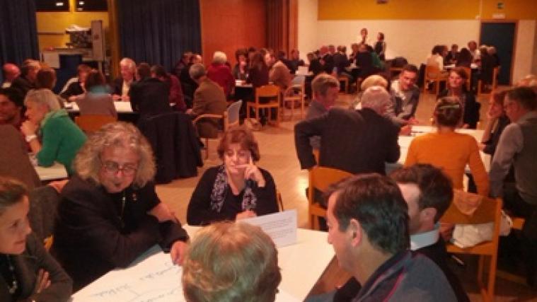 Ein voller Saal in Neumarkt