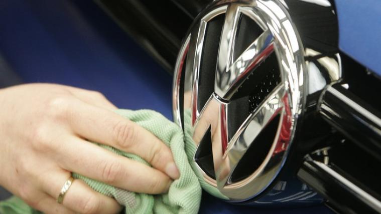 Wegen des ab 1. September für Neufahrzeuge verbindlichen Abgastest-Standards WLTP hält VW im Stammwerk Wolfsburg nach den beginnenden Werksferien tageweise die Bänder an, weil der Konzern mit der Zertifizierung verschiedener Modellvarianten nicht hinterherkommt.