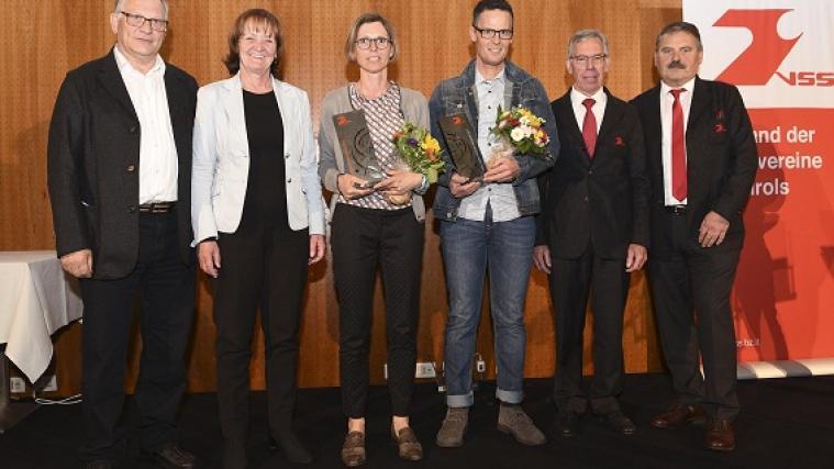 Ruth Mayr (3. v. l.) und Karlheinz Goller (4. v. l.) wurden als Trainerin bzw. Trainer des Jahres ausgezeichnet.