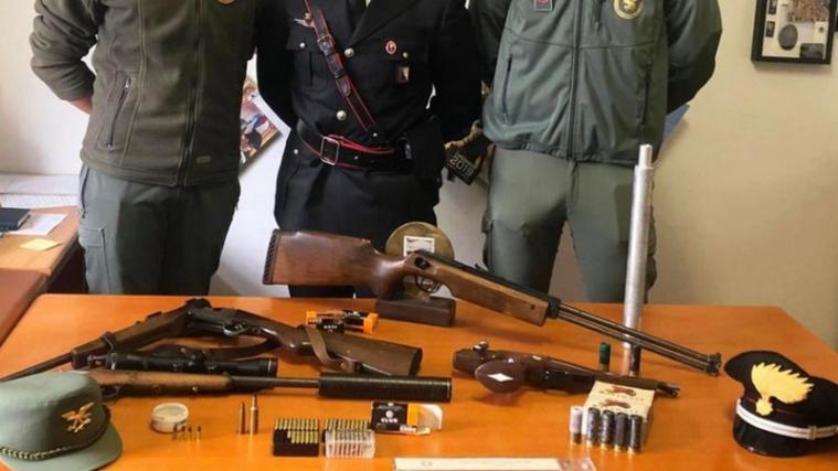 Die beschlagnahmten Waffen. - Foto: Carabinieri