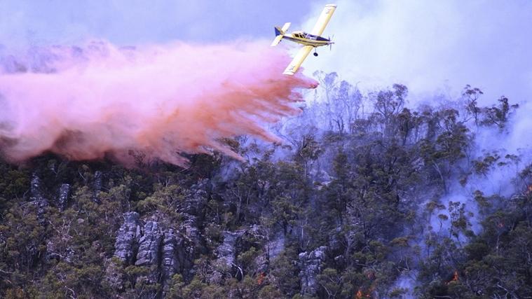 Im Süden Australiens versucht man verzweifelt, die großflächigen Wald- und Buschbrände auch aus der Luft zu bekämpfen.