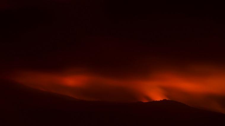 Die Waldbrände färben den Himmel in Portugal und Spanien rot.