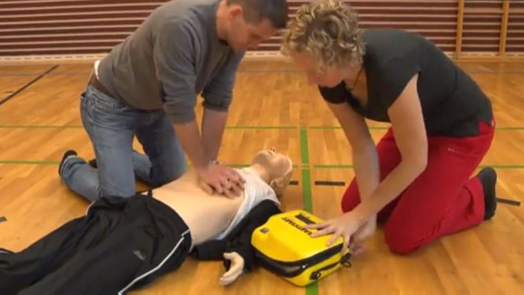 Ein halbautomatisierter externer Defibrillator, kurz AED, kann durch gezielte Stromstöße die normale Herzaktivität wieder herstellen. (Foto: Weißes-Kreuz-Video)