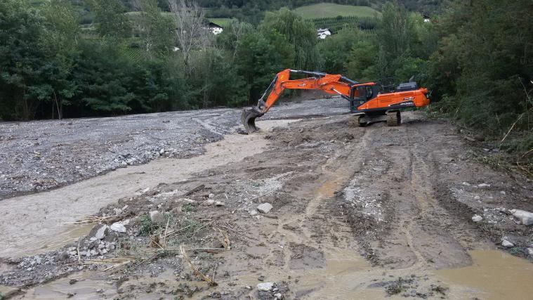 Die Arbeiten im Lahnbach in Naturns sind mittlerweile abgeschlossen; das Bild entstand zu Beginn der Räumg des Beckens. - Foto: LPA/Amt für Wildbach- und Lawinenverbauung West