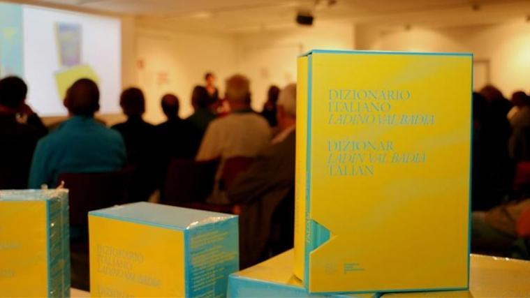 Ganze 30.800 italienische Wörter und 32.701 ladinische Entsprechungen sind im neuen Wörterbuch enthalten. - Foto: Roman Clara