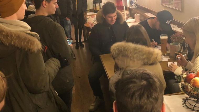 Die beiden Youtube-Stars "Marcel Scorpion" und "Sonny Loops" aus Deutschland haben am Samstag im Hotel "Weisse Lilie" in Mühlbach Autogramme unterschrieben und Fans getroffen.