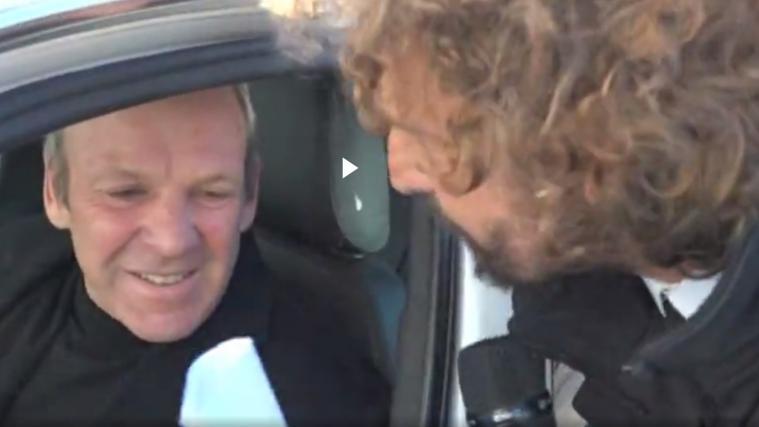 Senator Karl Zeller wird von den Reportern von "Le iene" zum Fall interviewt.