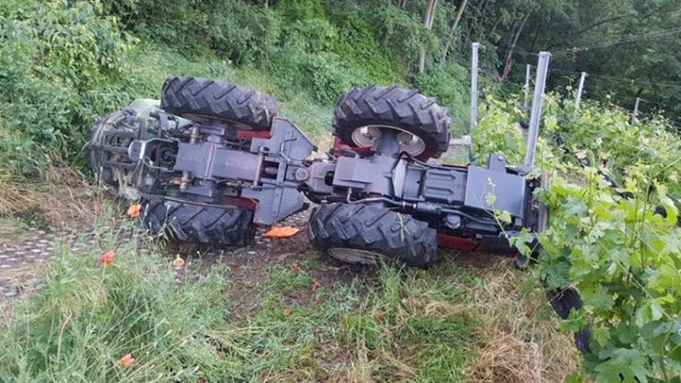 Der Traktor blieb seitlich im Weingut liegen. - Foto: Privat