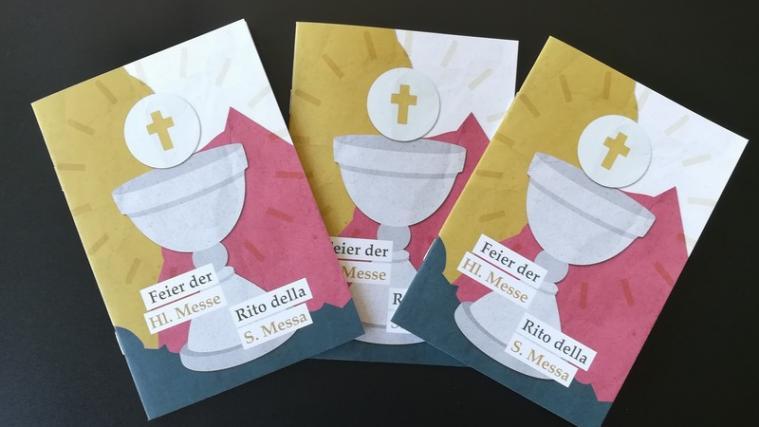 Die zweisprachige Mitfeierhilfe enthält in deutscher und italienischer Sprache alle wiederkehrenden Worte wie Gebete, Antworten oder Rufe, die von den Seelsorgern und den Gläubigen in einer Eucharistiefeier gesprochen werden. - Foto: Diözese Bozen-Brixen
