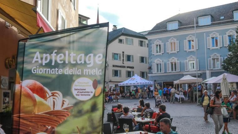 Schlanders im Zeichen der Äpfel. Foto: Alex Maschler.