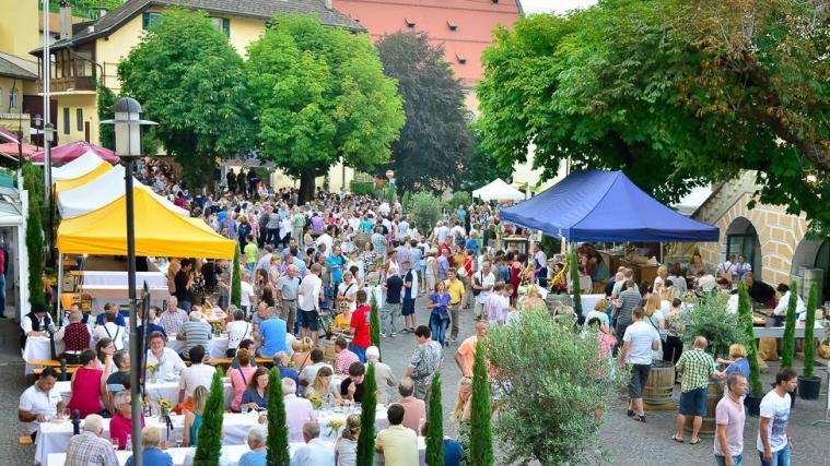 Weinverkostung im Dorf.