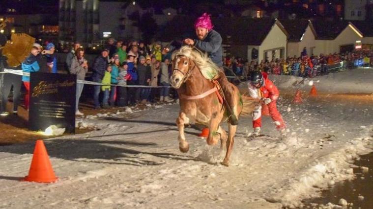 Nachtskijöring in Kastelruth. Foto: Manfred Mair