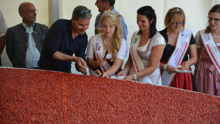 Der Anschnitt der Riesentorte durch Landeshauptmann Arno Kompatscher und aktuelle und ehemalige Erdbeerköniginnen war ein Höhepunkt.