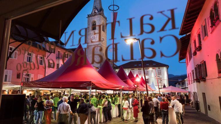 Kaltern ganz in Rot - Bild: Helmuth Rier