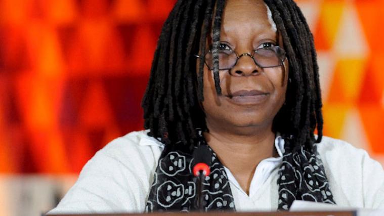Whoopi Goldberg hat Weihnachtspullover entworfen.