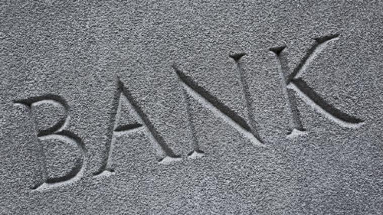 Nach heftigem Widerstand von Aktionären ist die Schweizer Großbank Credit Suisse bei der geplanten Millionenausschüttung für die Chefetage zurückgerudert.
