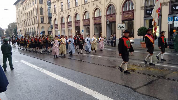 Die Algunder Musikkapelle beim Trachten- und Schützenzug in München (Foto: Andreas Hirber)