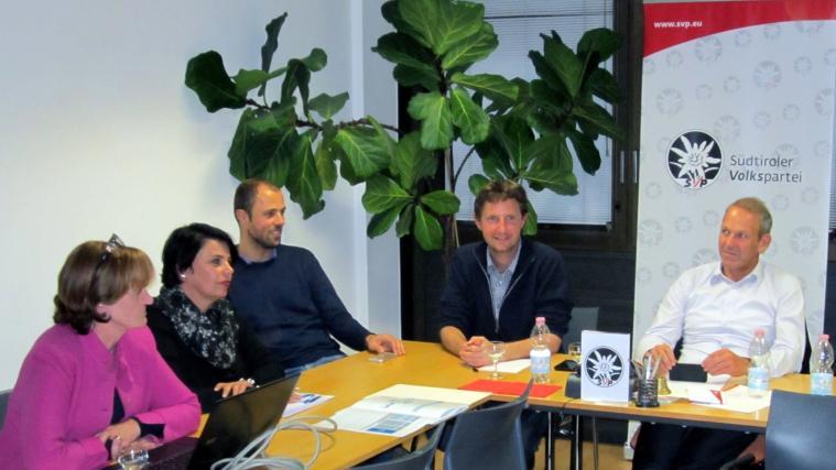 Bild: v.l.n.r. Landesrätin Martha Stocker, Bezirksfrauenreferentin Astrid Pichler, Ortsobmann Meran Stadt Andreas Zanier, Parteiobmann-Stellvertreter Zeno Christanell und Bezirksobmann Karl Zeller