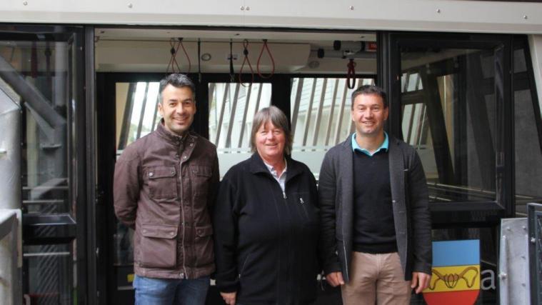 Andreas Egger (Bildungsausschuss Vöran), Monika Brigl (Bäuerlicher Notstandsfonds) und Bürgermeister Thomas Egger bei der Spendenübergabe vor der neuen Seilbahn