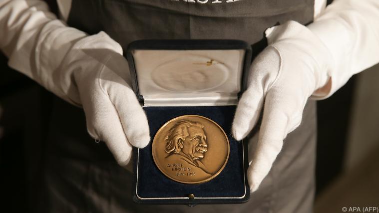 Medaillen und Preise Stephen Hawkings erzielten knapp 340.000 Euro. - Foto: APA (AFP)